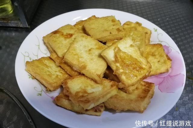  豆腐最简单的做法，裹上蛋液煎着吃，不易碎还很脆