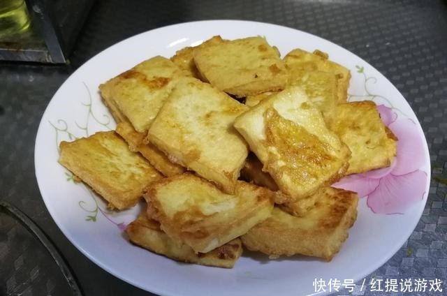 豆腐最简单的做法,裹上蛋液煎着吃,不易碎还很脆