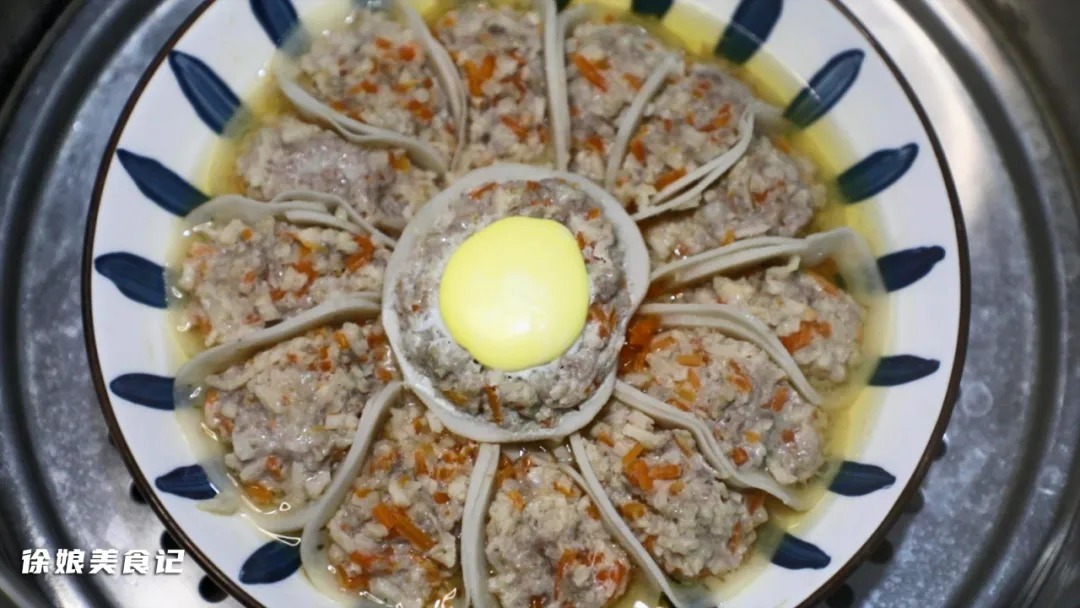 莲藕最有仪式感的做法,加入一个鸡蛋放锅里蒸一蒸,营养又美味,上桌吃光光