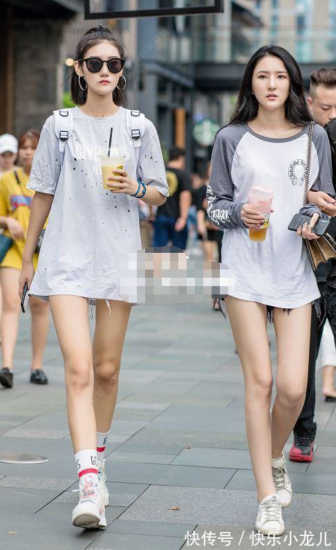 搭配 小姐姐选择蓝色的短袖搭配黑色皮裙,清新又时尚