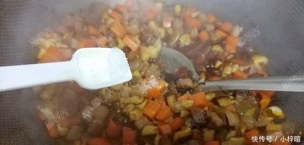 腌制|腌制腊肉时,只放盐就错了!多放一点它,腊肉不长霉,放一年不坏