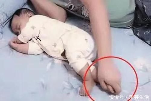 睡着|爸爸陪娃睡觉,醒后发现娃不见了,吓坏了赶紧找,结果自己都乐了