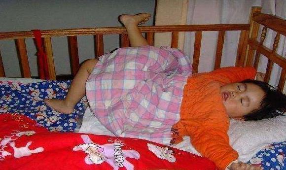 意外|一家四口“真实”睡觉照火了,网友父母才是真爱,孩子都是意外