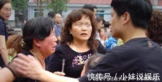 家长们|孩子碰坏同学“苹果”手表,家长赶忙拿钱赔偿,对方家长:不用赔