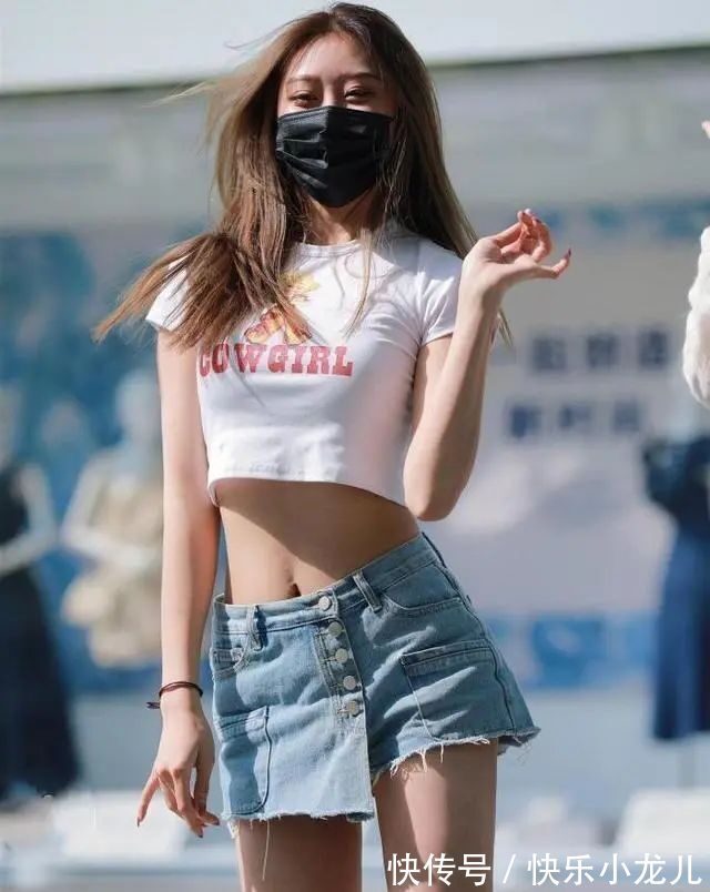 修身款 蓝色简单短裤搭配白色短袖,如果搭配得好,随便怎么穿都不会出错