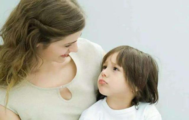 宝妈|帮爸爸搓澡被拒,儿子放声大哭超委屈,网友:这搓澡工具亮我一眼