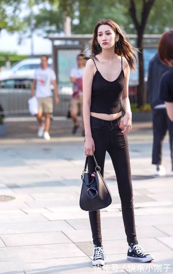 风格 小姐姐身穿黑色紧身长裤,搭配很色吊带背心,时尚又可爱