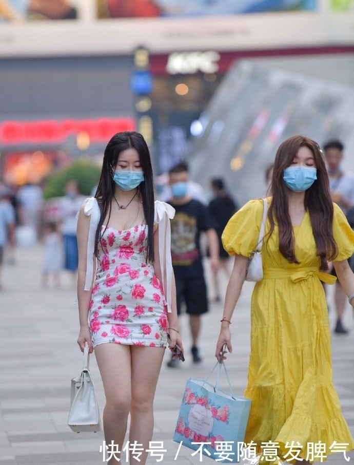 温暖|美女与闺蜜在街头比美,一清凉一温暖,展现不一样的气质