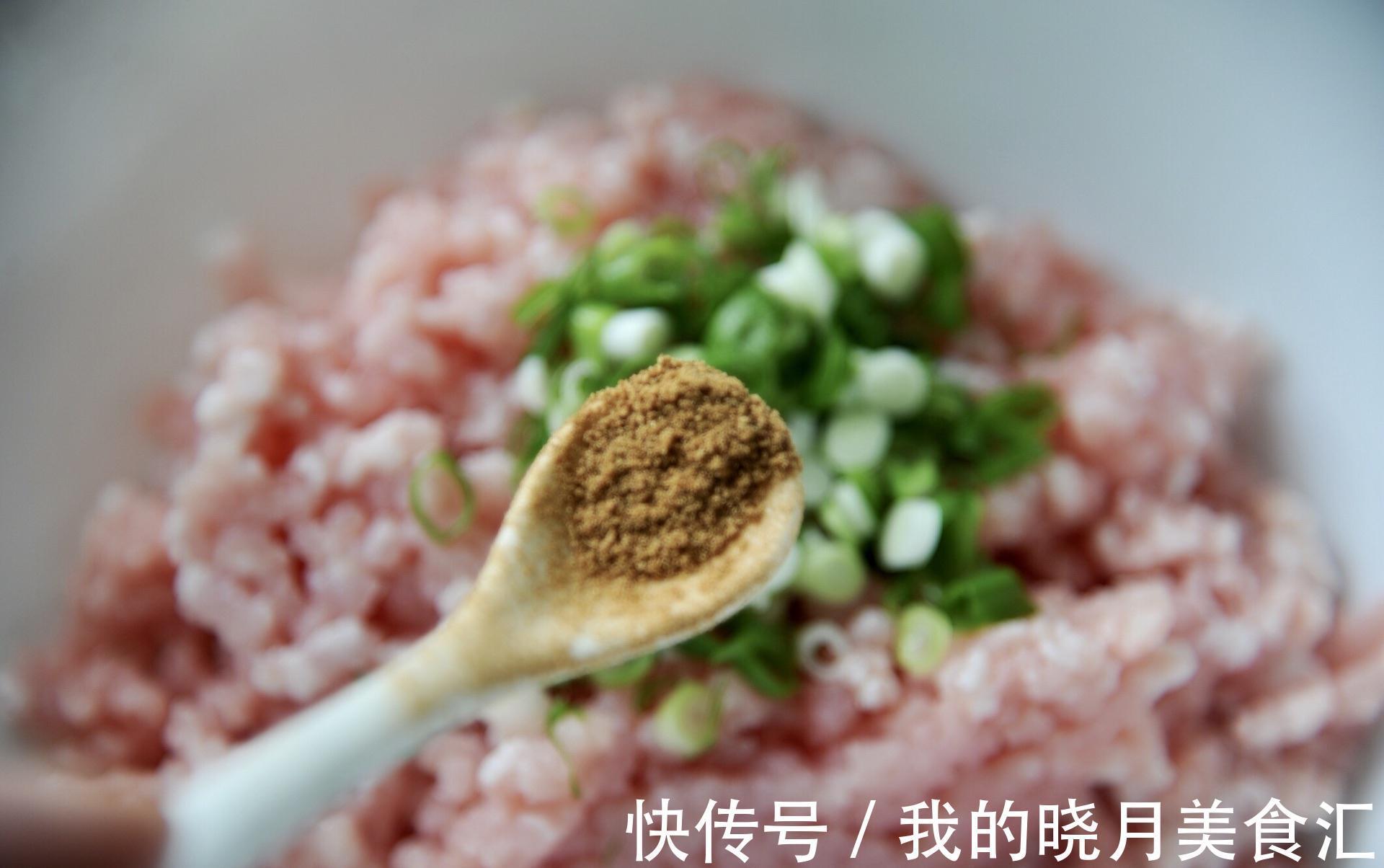 家常藕丁猪肉馅饼，外皮软嫩，馅料鲜香，吃上就忘不了的味道
