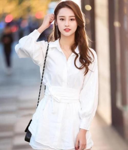 气质|街拍小姐姐白色短袖搭配时尚的休闲裤,展现出青春活力的气质