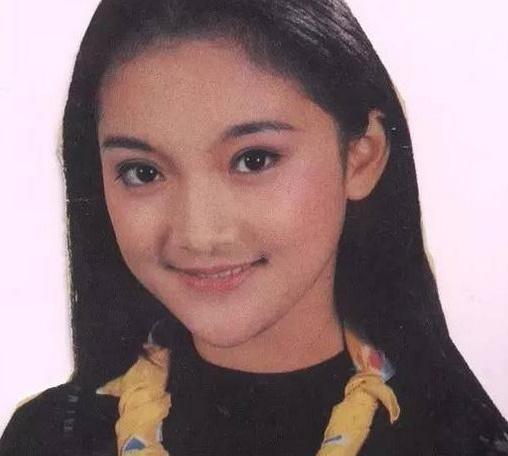 挂历#周迅早年“人体模特”油画曝光,一幅卖184万!18岁为艺术献身?