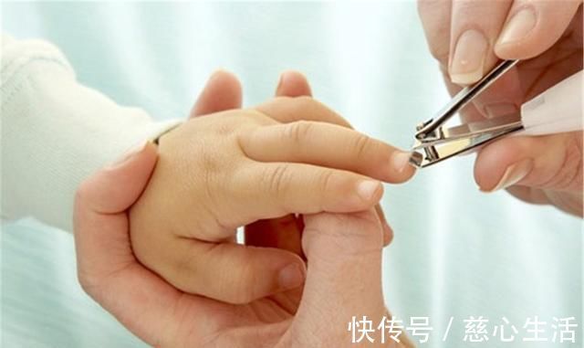 触觉|为防宝宝抓伤脸、吮手指，给宝宝戴上手套可不值得，危害很大