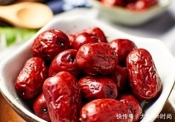 红枣和此物一起泡,每天一杯,睡眠好了,皮肤更白皙,喝出好气色