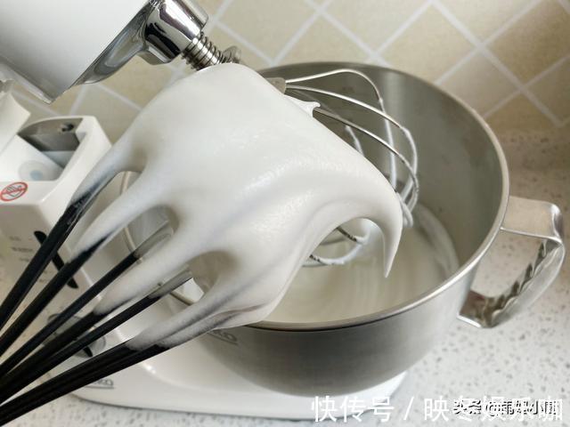 酸奶|轻如云朵的酸奶蛋糕，做法简单又好吃，比豆腐还嫩比戚风好做