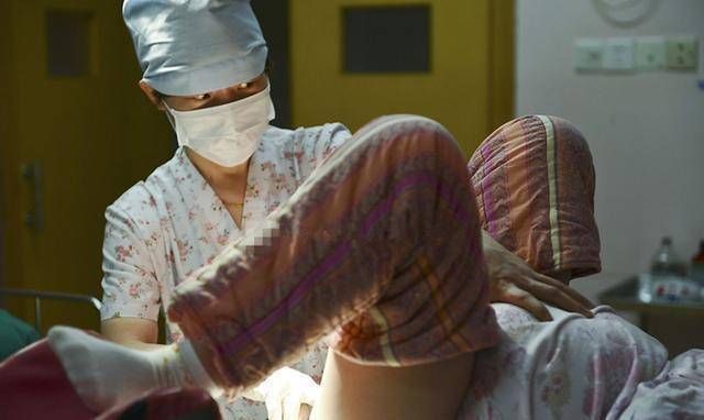 缝合|90后孕妈生下双胞胎刚要缝合,突然大喊“别动”,医生当场被吓懵