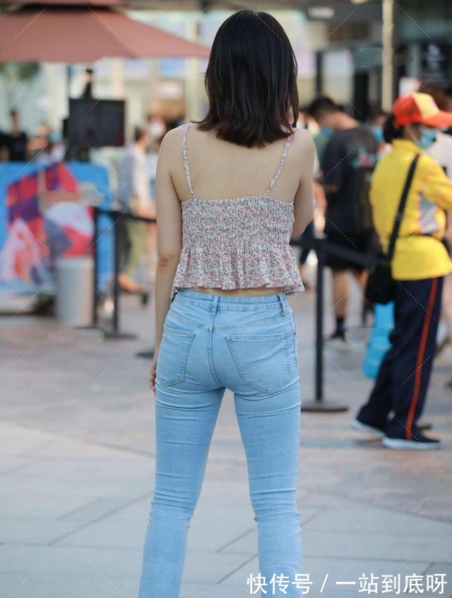 上衣 碎花小上衣搭配浅色牛仔裤，日系甜美风十足，给人一种甜美感觉！