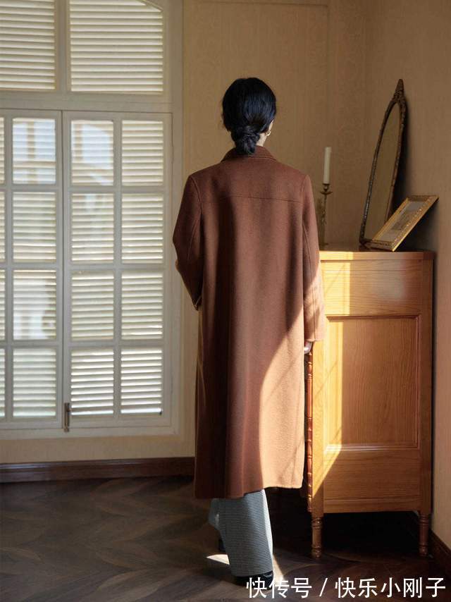 搭配|秋季少不了的风衣,风衣搭配牛仔裤高级洋气,照着穿想不好看都难