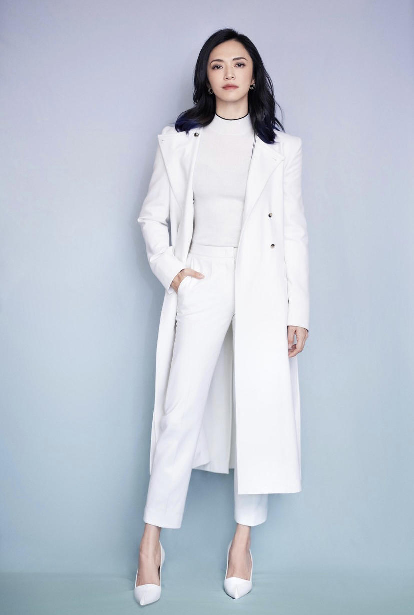 美眉|姚晨真懂“抢镜”，白T恤配外套休闲随性，T恤扎进裤子里好显高