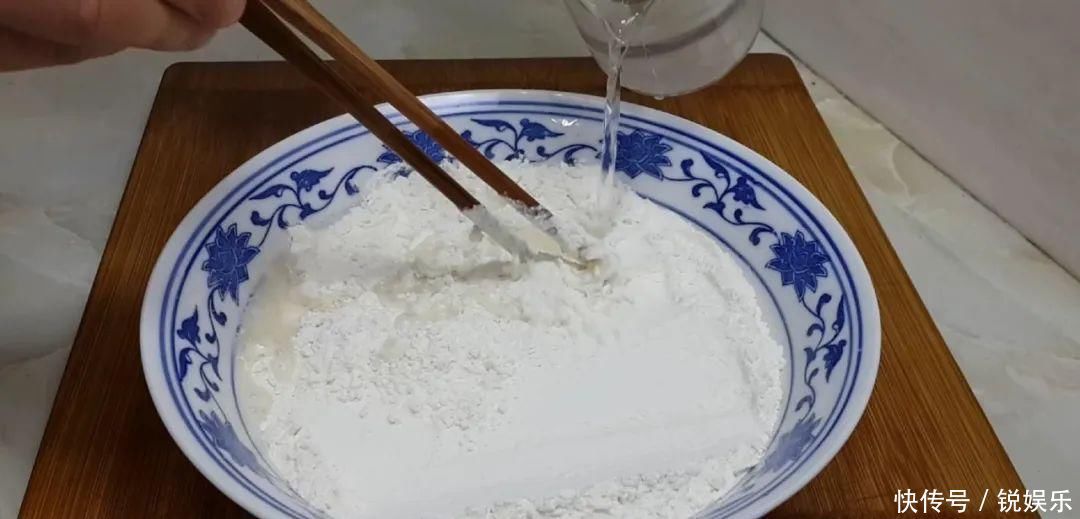 鸡蛋饼这样做太香了,教你懒人做法,鼓泡零失败,吃过就念念不忘