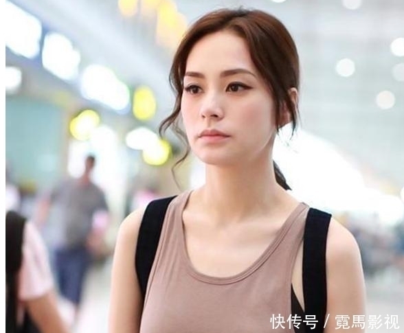 39岁阿娇不一般“男人汗衫”也能穿出凹凸感，这身材实在抢风头