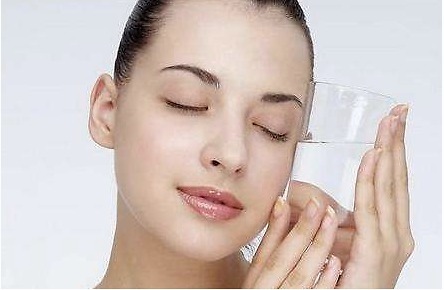 肌肤粗糙的原因是什么呢？有没有什么改善的方法？