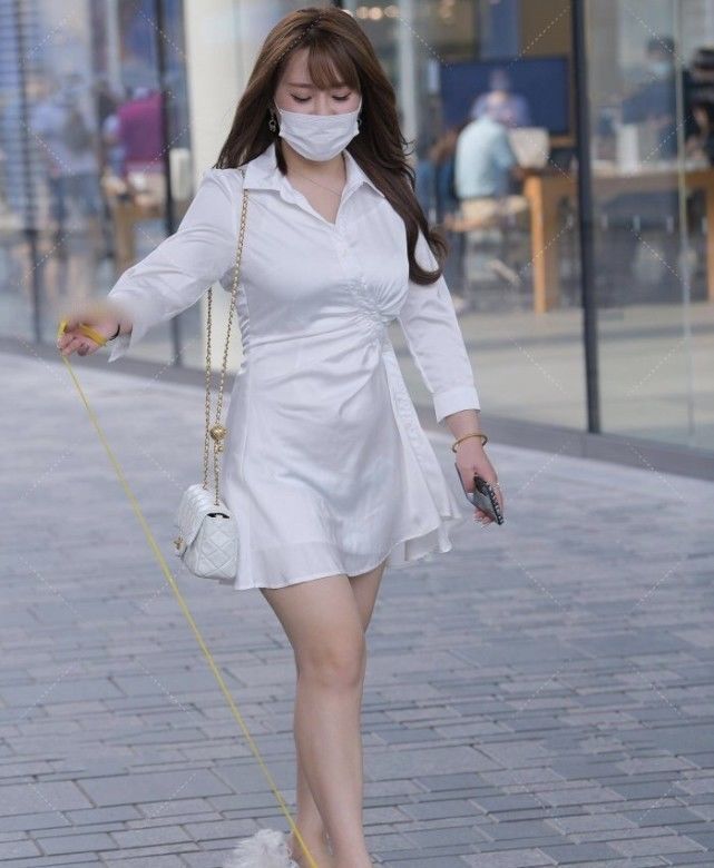 纯白色衬衫微胖美女轻松穿搭,金手环和金链包遛个狗还这么奢侈