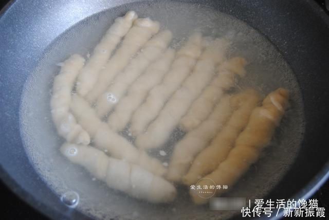 倒入|头一次吃它,香辣劲道,大过瘾,素菜吃出烤肉味,谁也没想到