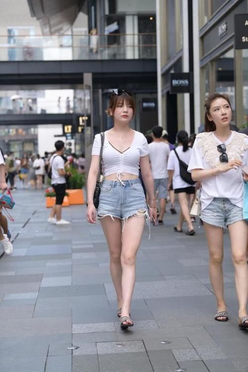 穿搭 曼妙优柔姿，娇颜逐浪花，深灰瑜伽裤配个性夹克的清爽利落穿搭