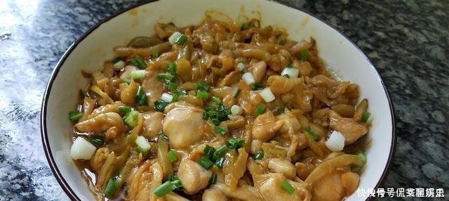 我家鸡腿从不红烧、加2包榨菜、不加一滴水,上桌就被吃光光