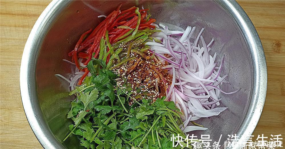 小米辣|教你一个凉拌洋葱的做法,制作简单,放点调料一拌,几分钟就吃