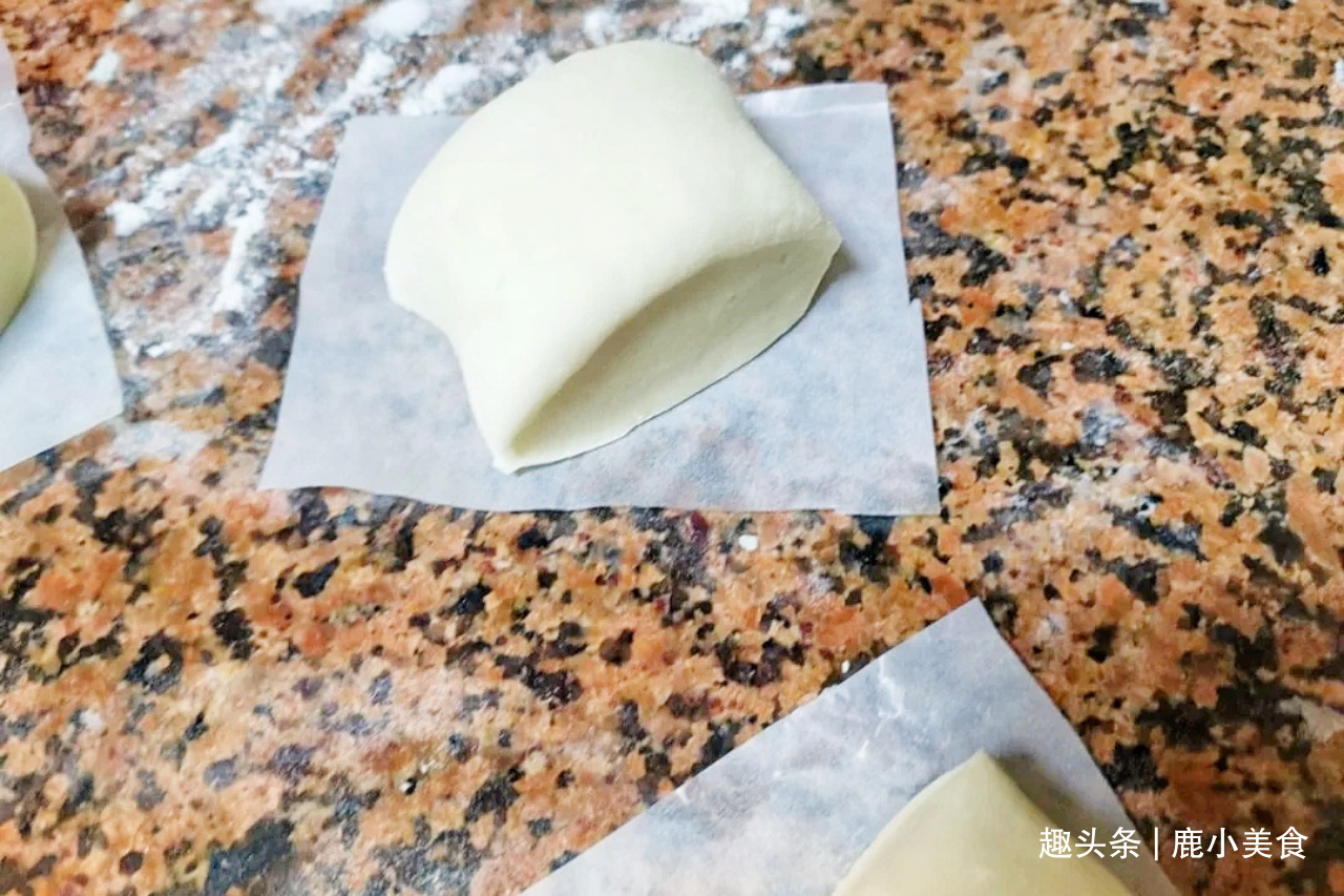 馒头不够蓬松还开裂和面时多加2料,馒头个个蓬松暄软,真好吃
