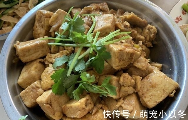 媳妇带孩子回娘家,丈母娘做了一大桌子硬菜,女婿:明天我们还来