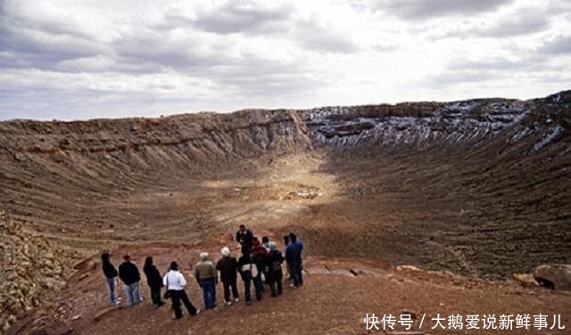 南非一陨石坑坑中住有55万居民，还有1千吨钻石黄金