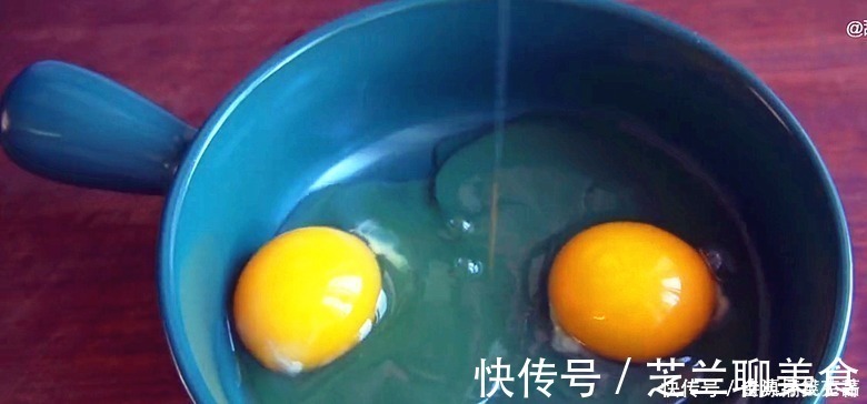 黑暗料理|皮蛋放锅里蒸一蒸,饭店一份要48,在家成本8元,待客有面子