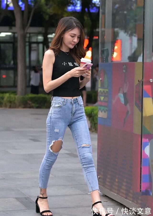 穿搭|简约的黑色背心搭配时髦破洞牛仔裤，简单清爽又显身材