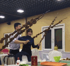 |搞笑GIF:本来想给女友一个惊喜 结果我在医院躺了三个月