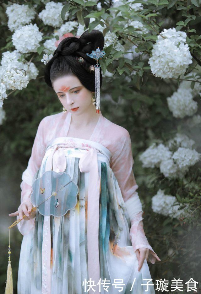 中华汉服@当外国人穿上中华汉服会是什么样子本以为会奇怪,但是却很惊艳