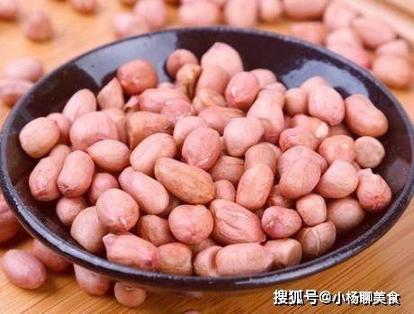 炒花生米时,直接放油是不对的,多加1步,酥香脆,一星期不返潮