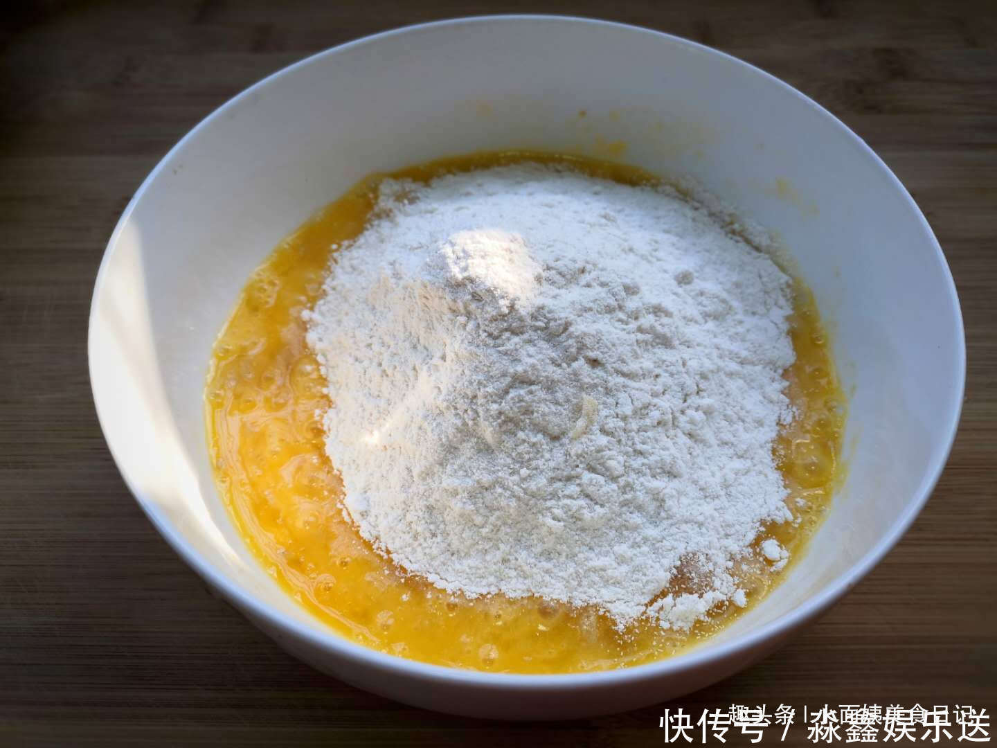 做法|最近面包这个做法火了,家里烤箱都用不上,金黄香甜,松软又拉丝