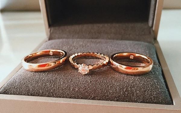 你知道结婚需要几枚戒指吗?可不止一枚戒指!