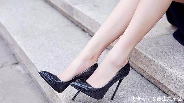 穿搭 细跟鞋别具一格的设计,搭配一条靓丽的晚礼服,让你整体美出天际