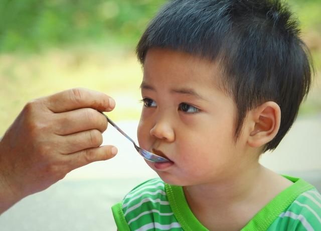 错误方式|不想带“废”孩子，家长再也不能这样教孩子吃饭，牢记吃饭3法则