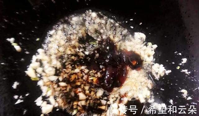 低脂低卡的蔬菜，加入它，大火一炒，清脆爽口，满满的维生素！