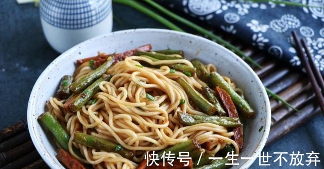 好吃|北方焖面最好吃的做法,不加一滴水,鲜香入味,一锅吃了个精光!