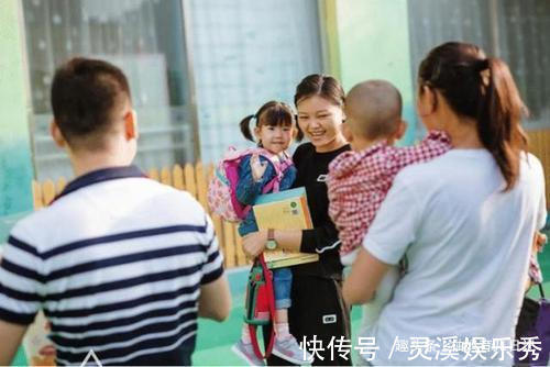 分离焦虑症|宝宝扯断幼儿园老师“金项链”,妈妈的处理方法被称赞:情商真高