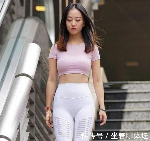 穿搭|打底裤自带的光泽感,彰显出一股自由随性的理念!