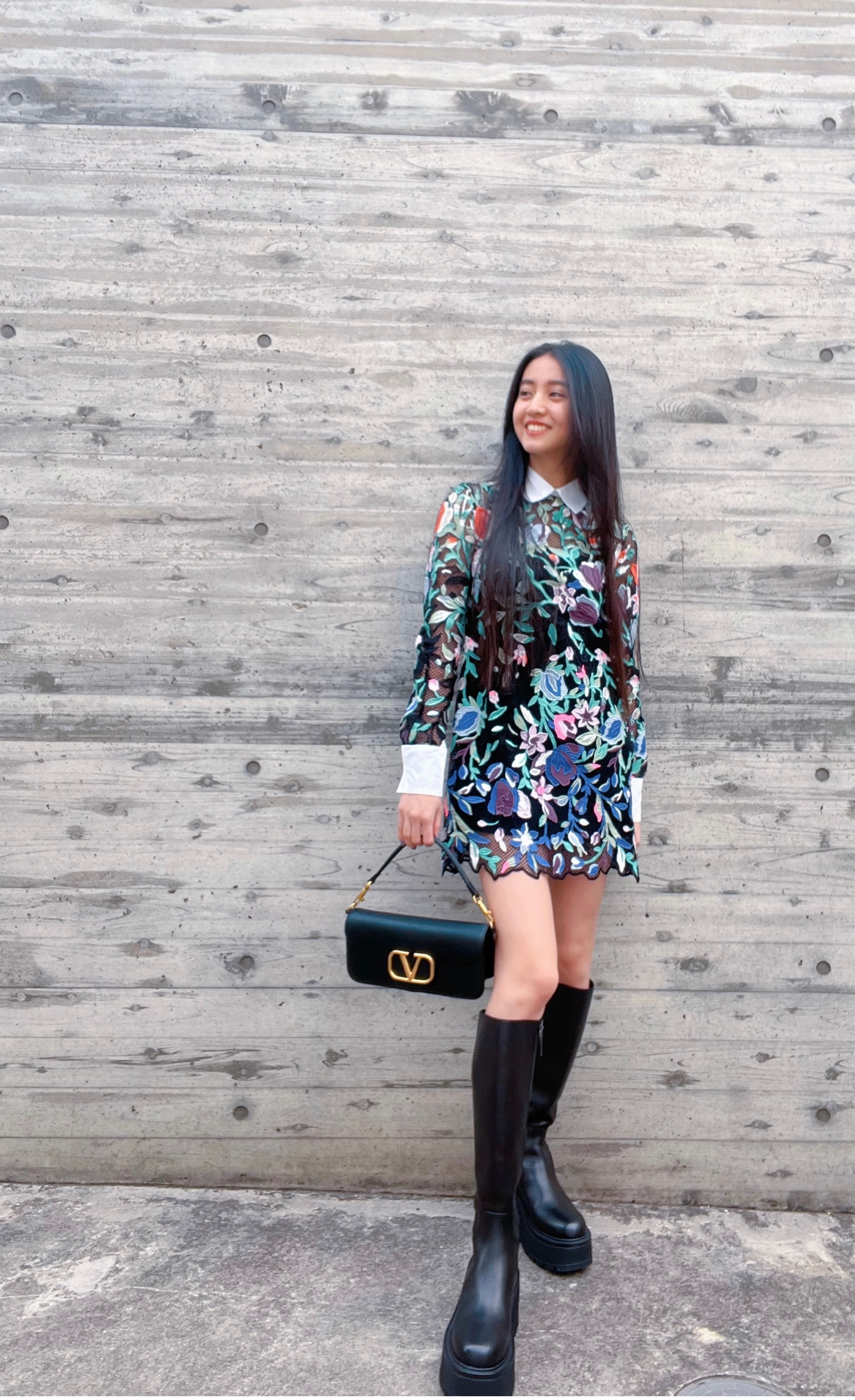 美少|美少女木村光希晒出一组街拍,她穿了一件蓝绿色印花连衣裙