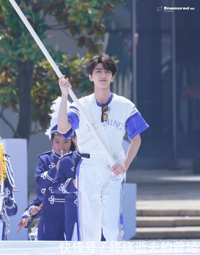 蔡徐坤今日《奔跑吧》路透来袭 运动会上的小小扛旗手甜度爆表可爱炸裂!