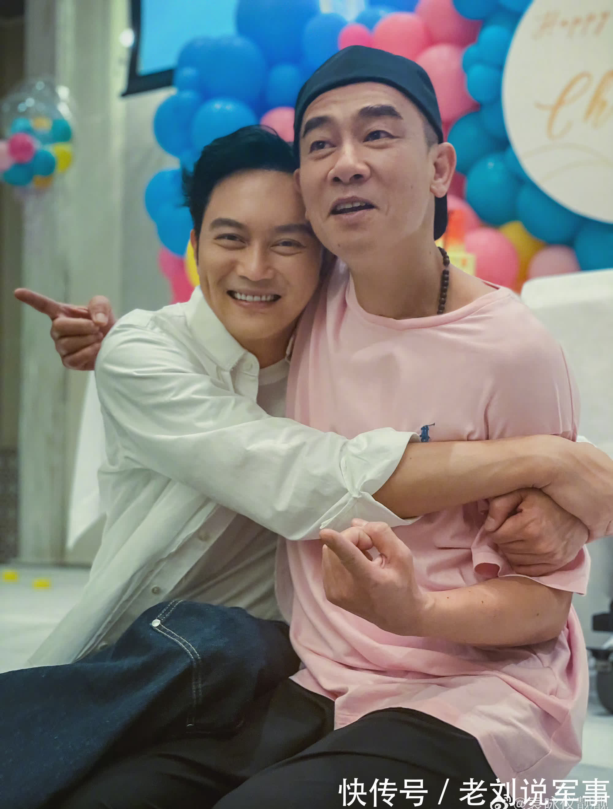 靓靓|大湾仔yyds！ 袁咏仪晒合照张智霖在陈小春怀里笑得好开心