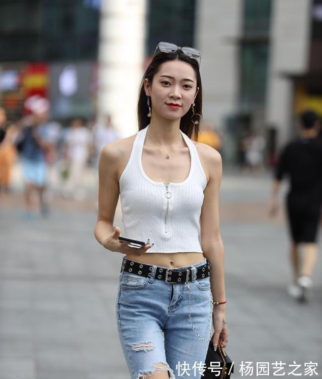 高跟鞋 美女脚上一双红色的一字带高跟凉鞋穿起来,让她显得更加的迷人